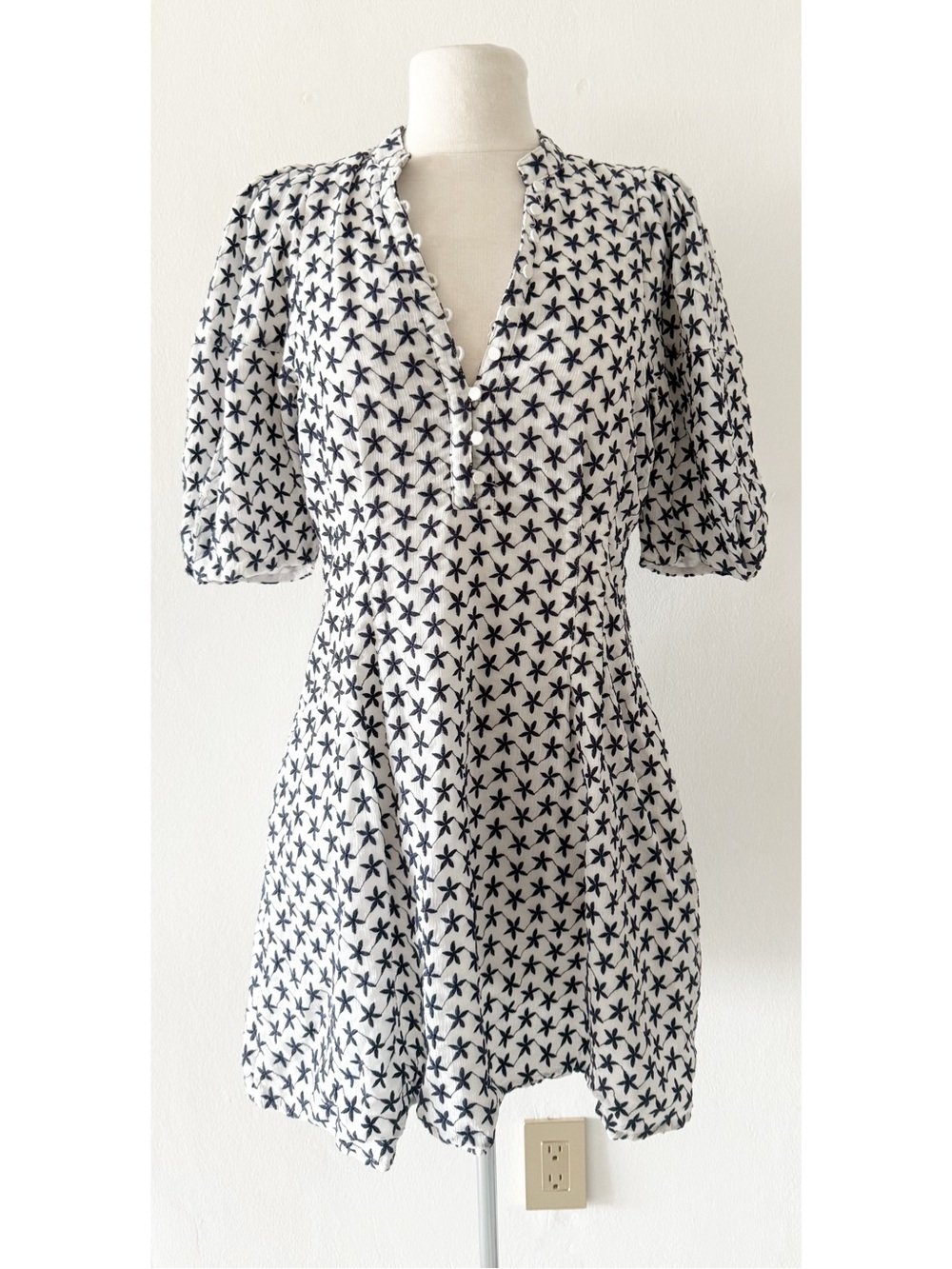 Club Monaco Star Embroidered White & Navy Short Sleeve Mini Dress Size Small (S)
